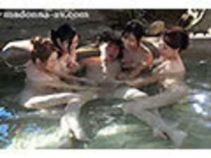 専属巨乳グラマラス豪華4人共演！！ 町内会の打ち上げでやってきた温泉旅行に男は僕一人だけ 欲求不満な人妻たちと過ごす2泊3日 オトナの搾精修学旅行