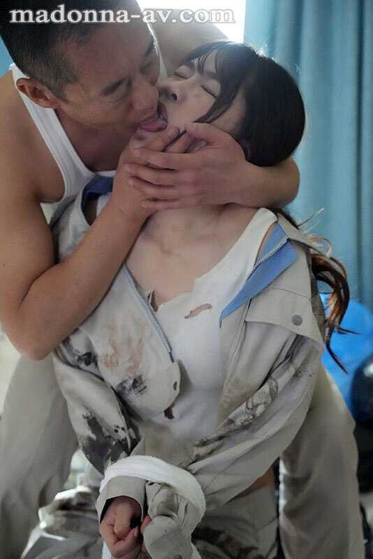 逃走中、絶倫中年男に匿われたボロアパートで激しくもはかない性交に満ちた罪深き女囚の7日間―。 一乃あおい