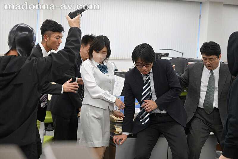 人質’レ×プ’輪● 高嶺の人妻・紗弥佳は銀行強盗の中出し肉奴●と化したー。