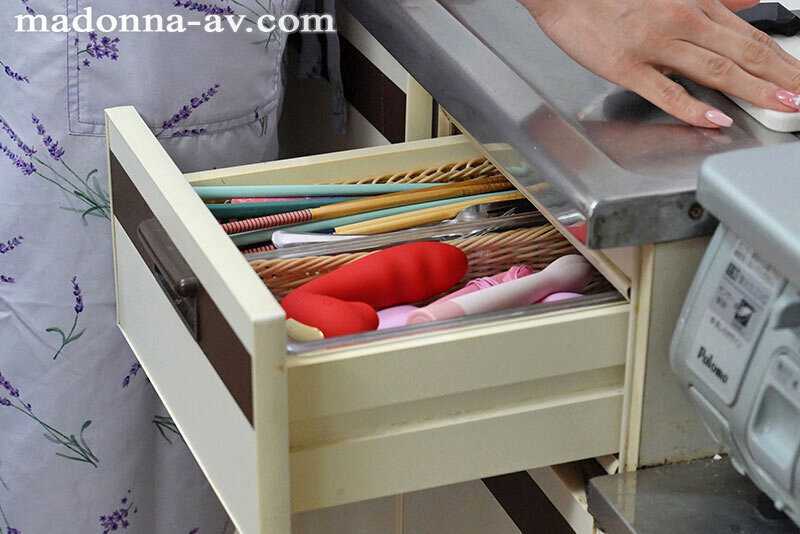 お宅訪問ロケに出演しただけなのに…憧れの白石さん家の奥さんがオナニー狂いだと近所中にバレて中年オヤジたちの性玩具にされた話。 白石茉莉奈