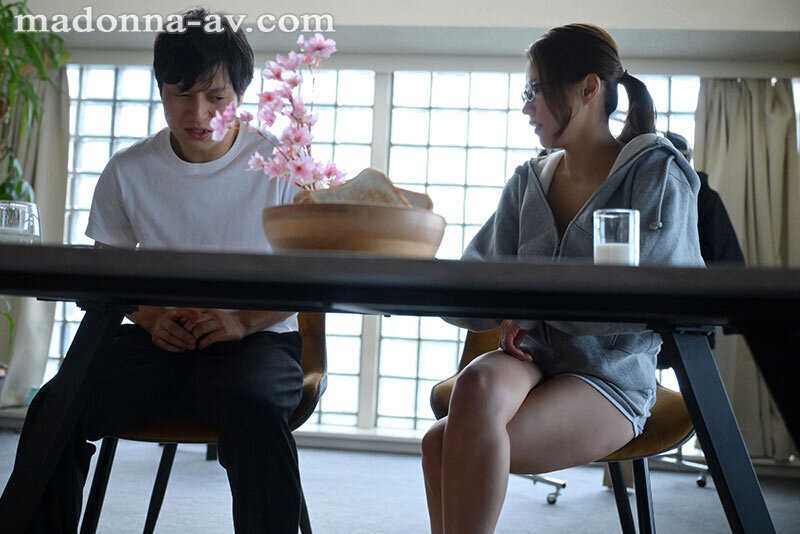 家出した僕は叔母である未帆さんの自宅に入り浸り、彼女の色香に耐えられず… 生ハメで繋がりっぱなしのSEX漬け生活を送っている―。 通野未帆