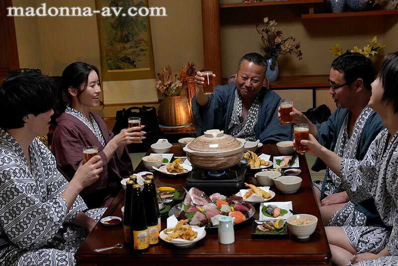 中途の人妻社員が肉便器と化すまで、部署全員で輪●し続ける温泉旅行。 宮下華奈