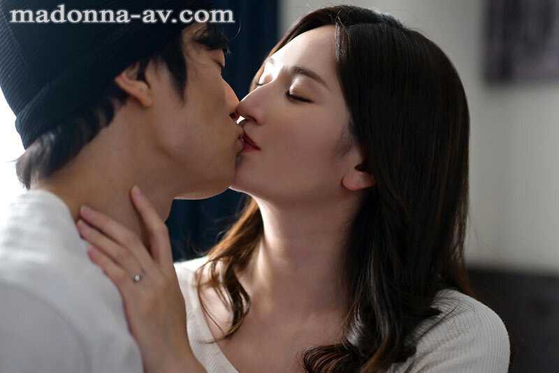 甘い囁きに流されるまま、僕は大学を留年するまで、人妻との巣篭もりSEXに溺れて…。 木村玲衣