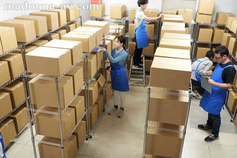 倉庫パート中の副業肉便器 脱いだら凄い地味な主婦は最低賃金の951円で抜いてくれます…。 ももの真利奈