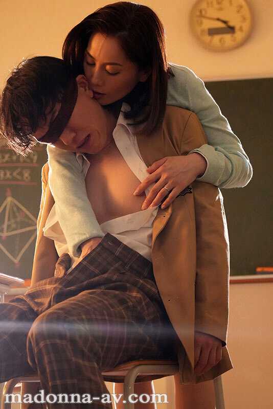 「振り向いたらダメ…先生、これから悪いコトするから…。」いじめられっ子を癒す、女教師・まりこの甘い接吻と誘惑。 古東まりこ