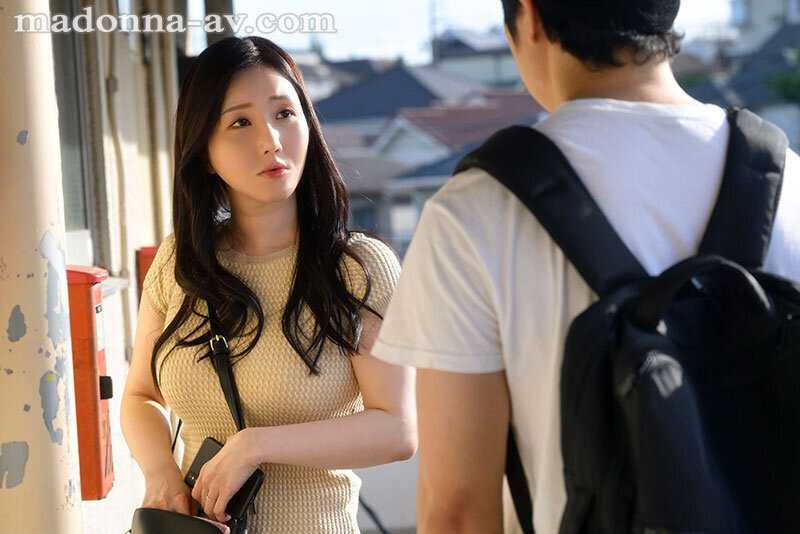 甘い囁きに流されるまま、僕は大学を留年するまで、人妻との巣篭もりSEXに溺れて…。 夏目玲香