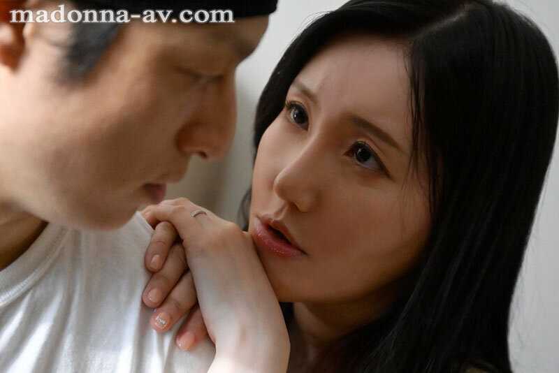 甘い囁きに流されるまま、僕は大学を留年するまで、人妻との巣篭もりSEXに溺れて…。 夏目玲香