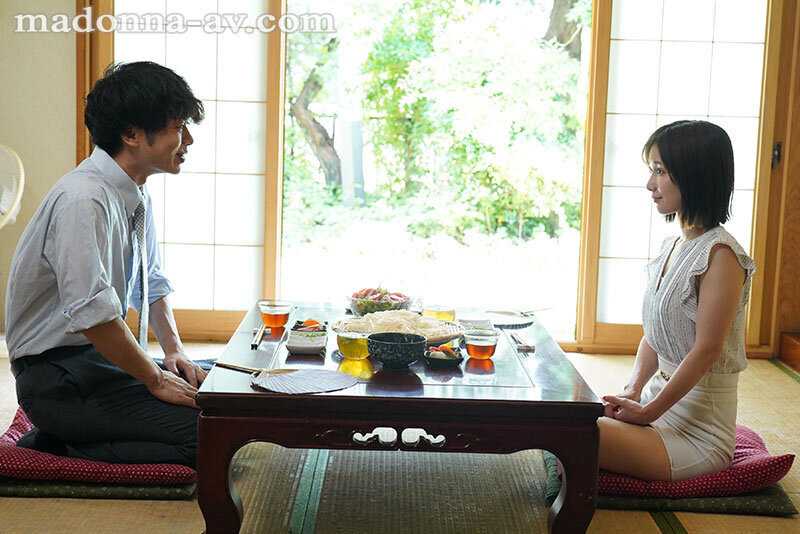 汗ほとばしる人妻の圧倒的な腰振りで、僕は一度も腰を動かさずに中出ししてしまった。 小島みなみ