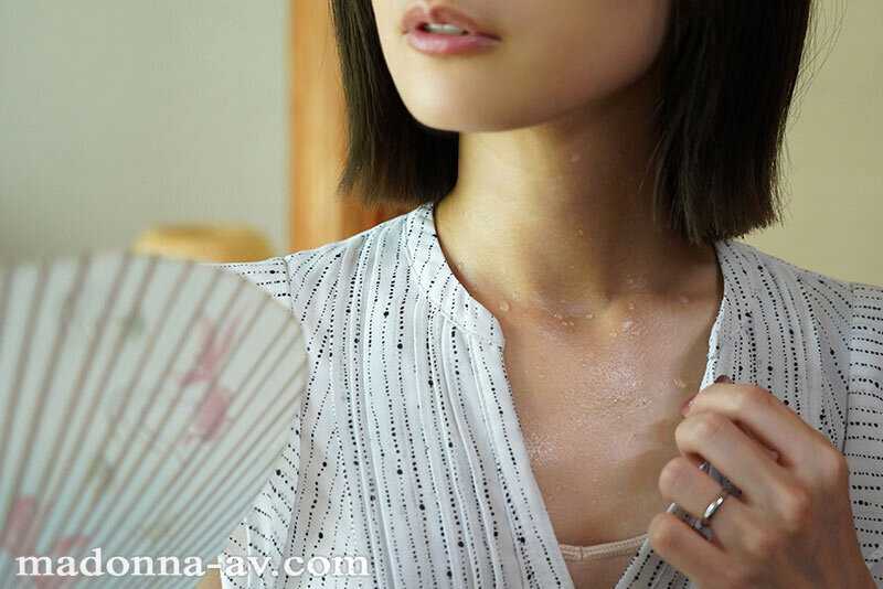 汗ほとばしる人妻の圧倒的な腰振りで、僕は一度も腰を動かさずに中出ししてしまった。 小島みなみ