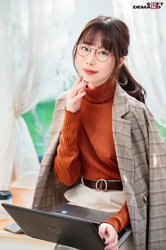 26-year-old Kozue Minami, a current apparel designer who embodies wild eroticism by going braless in public, makes her AV DEBUT[Origin]