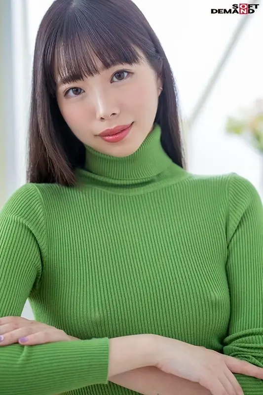 26-year-old Kozue Minami, a current apparel designer who embodies wild eroticism by going braless in public, makes her AV DEBUT[Origin]