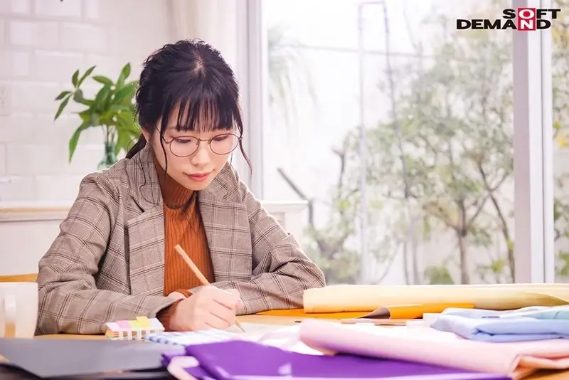 26-year-old Kozue Minami, a current apparel designer who embodies wild eroticism by going braless in public, makes her AV DEBUT[Origin]