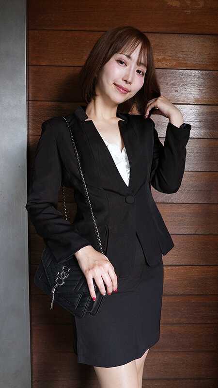 物件の案内で汗まみれになった肌色ストッキングの足、20代の不動産女、妻の焦点の合わない目、そして半端ない脚マンコ、口マンコ… マンコ。那賀崎ゆきね