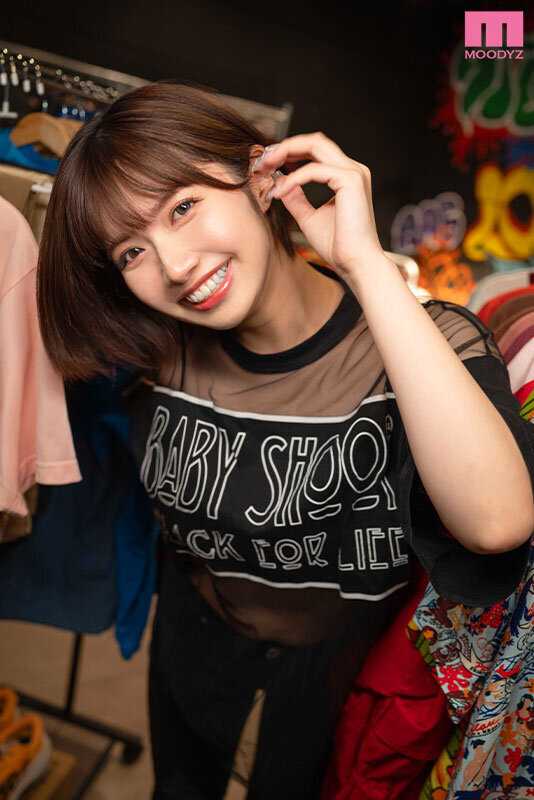 Working at the vintage clothing store turned into an unexpected encounter! My senior colleague turned out to be Ishihara Nozomi - what a surprise! I'm curious whether you prefer seeing Ishihara in VR gear or without any attire? The way she carries herself in both scenarios is quite captivating...[Origin]