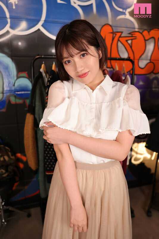 Working at the vintage clothing store turned into an unexpected encounter! My senior colleague turned out to be Ishihara Nozomi - what a surprise! I'm curious whether you prefer seeing Ishihara in VR gear or without any attire? The way she carries herself in both scenarios is quite captivating...[Origin]