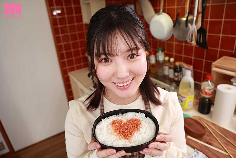 【VR】僕のお弁当を毎日作ってくれる世話焼き彼女 裸エプロンからはみ出す乳首がかわいくて料理中なのにおっぱじまっちゃった付き合いたての大学生の巨乳彼女と同棲性活 小鈴みかん