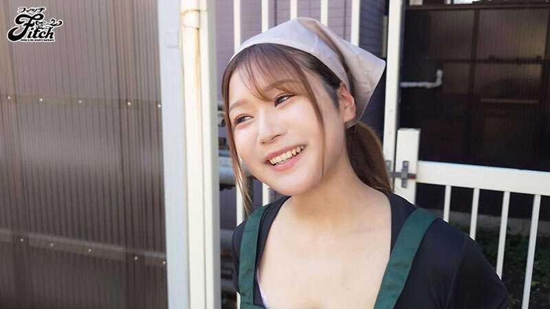 Shy smile and a lunch box full of love! A beautiful busty girl with a fully exposed butt! Squirting climax creampie AV debut Elena