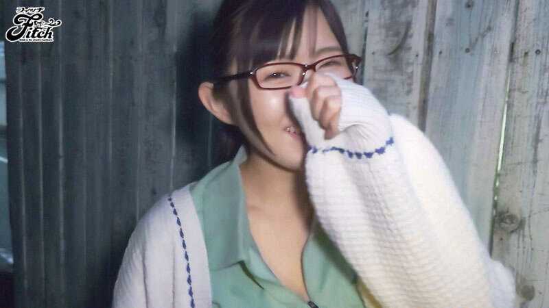 Big breasted sports shop clerk with great personality Purring honey smile J cup climax AV debut Momoki Yua