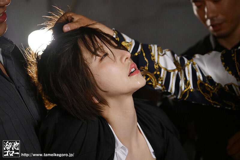 A married female investigator named Kanae, who used to dominate men, has been injected with a drug that reverses sexual preferences. Now she becomes completely helpless and mindless from being dominated.