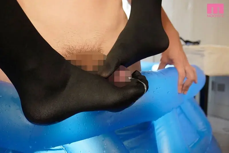 Black Tights Harem Academy - Trapped between smooth beautiful legs! Stepped on! Stroked! Want to ejaculate multiple times! Mai Kagari & Sumire Kuramoto[Origin]