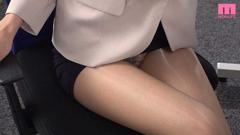 A seductive female supervisor with beautiful legs wearing stockings without underwear, teasing and dominating from above until achieving 20 ejaculations[Origin]