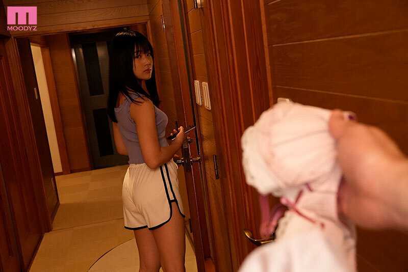 While my wife is away visiting her hometown, I secretly filmed myself disciplining my defiant stepdaughter who strongly dislikes me through forceful confinement[Origin]