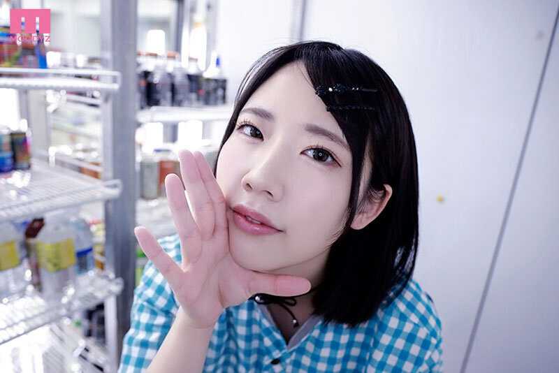 AM3時を過ぎるとコンビニ中年店長の俺をいつもゼロ距離囁き誘惑してくる小悪魔バイトちゃん 桜ゆの