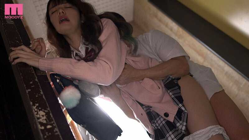 入り浸り幼馴染ギャルの無防備パンチラにド欲情。コンドーム箱を使い切るまで発情ピストンした童貞卒業ヲタク僕 宮下玲奈