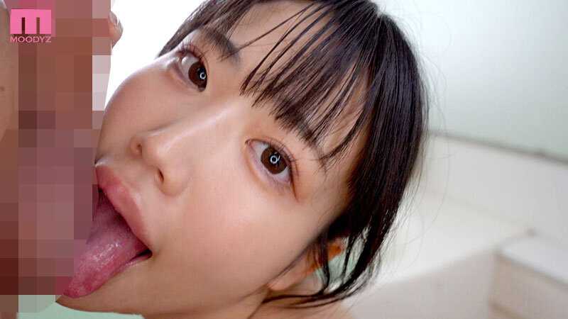 初めての中出し解禁！！中年オジサンの唾液欲しさに抱っこSEXして逃さずに何発も膣射！！ 桜ゆの