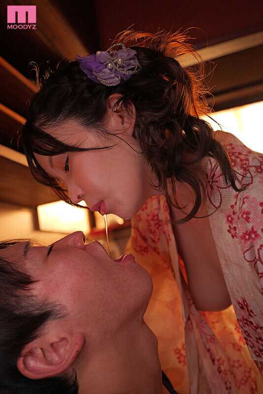 「うちがキスぐらい教えちゃぁよ…」地元（福岡）のド田舎に帰省中、親友のお姉ちゃんが彼女とキスも出来ない俺を子供扱いべろちゅー挑発！ニヤニヤ跨り密着キス堕とし騎乗位で11発もぶっこ抜かれたオレ。 九野ひなの