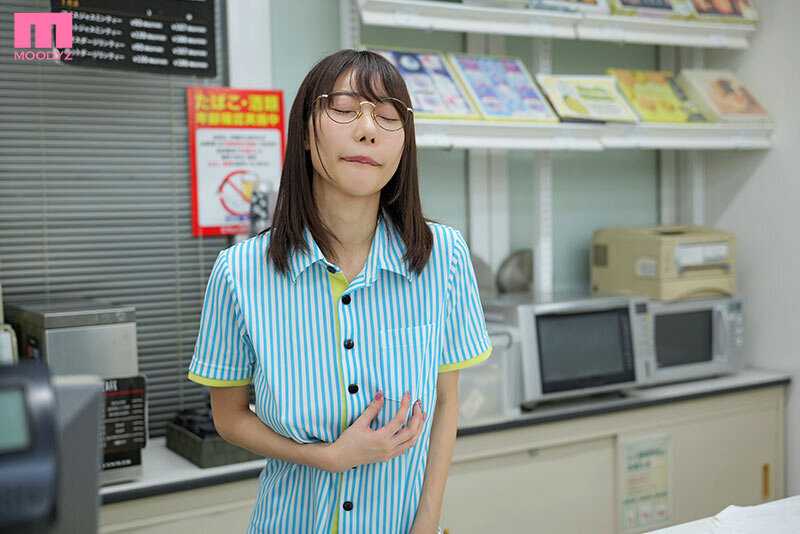 視姦に興奮する地味メガネJカップのコンビニ深夜バイト羞恥ノーブラ勤務チャレンジ 篠真有