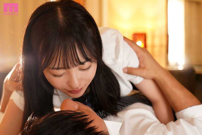 Sir... let's have an affair just for today. While living in a hotel with my student, we unexpectedly ended up sharing a room... Despite having a wife, I straddled you without hesitation, continuing to move my hips passionately until dawn.