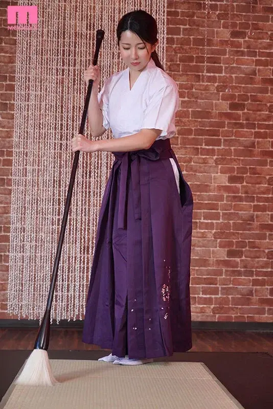 I want to try a threesome... A calligraphy girl raised in a strict family! A calligraphy girl who secretly prefers testicle fluid over ink - something she could never tell her parents - experiences her big penis awakening in this adult video. Starring Yurina Kurisawa[Origin]