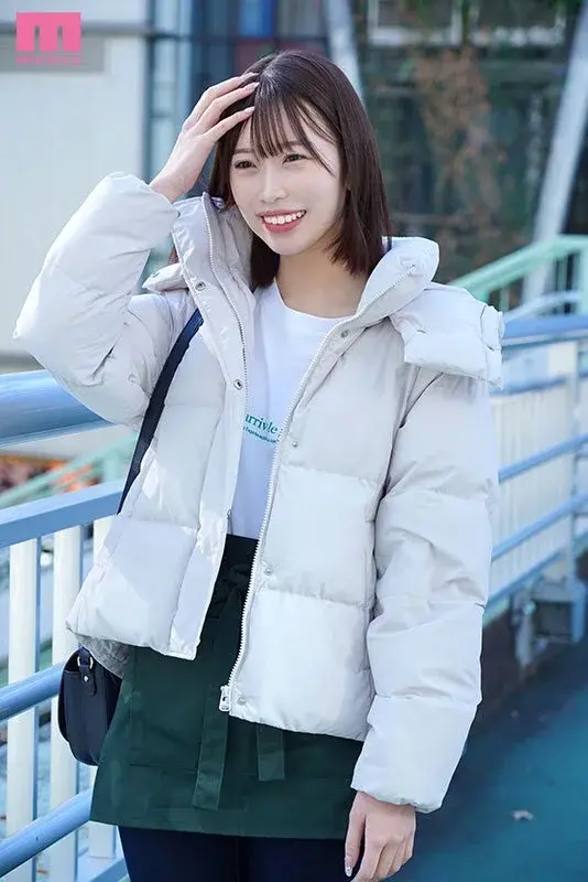 Newcomer, 20 years old, loves people! That's why she loves intimacy even more. A barista at a famous coffee shop in Suginami who works 5 days a week - when she undresses, reveals an incredibly slim waistline. Making her adult video debut with a bright smile and intense pleasure! Iori Sakura