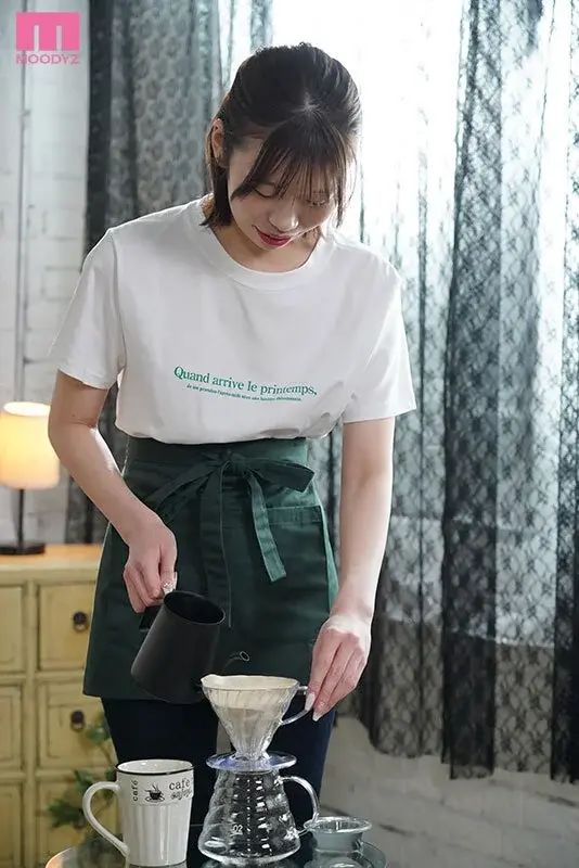 Newcomer, 20 years old, loves people! That's why she loves intimacy even more. A barista at a famous coffee shop in Suginami who works 5 days a week - when she undresses, reveals an incredibly slim waistline. Making her adult video debut with a bright smile and intense pleasure! Iori Sakura