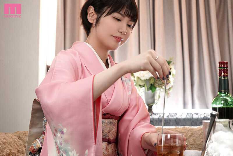 A young mama who loves older men and works at a prestigious members-only club in Roppongi, frequented by famous actors, makes her AV debut by taking off her kimono! Kiriyama Kokomi[Origin]