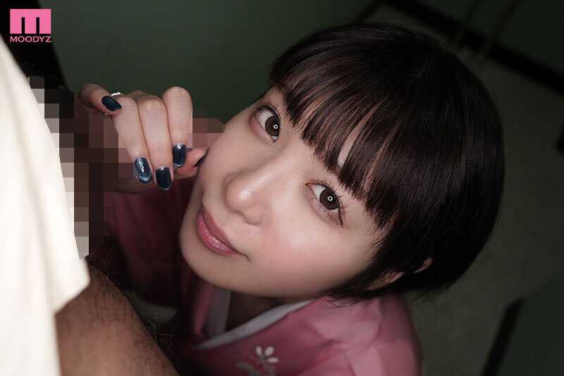 A young mama who loves older men and works at a prestigious members-only club in Roppongi, frequented by famous actors, makes her AV debut by taking off her kimono! Kiriyama Kokomi[Origin]