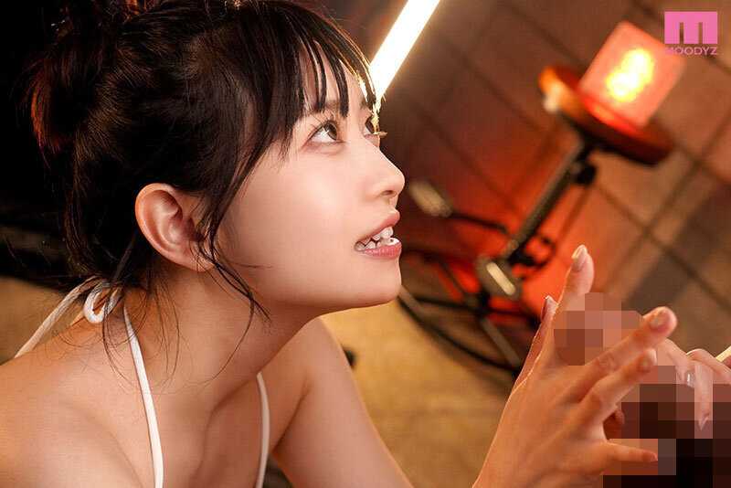 綺麗なお姉さんに見つめられながら焦らされて…焦らされて…10種類の手コキと淫語と男潮 白岩冬萌