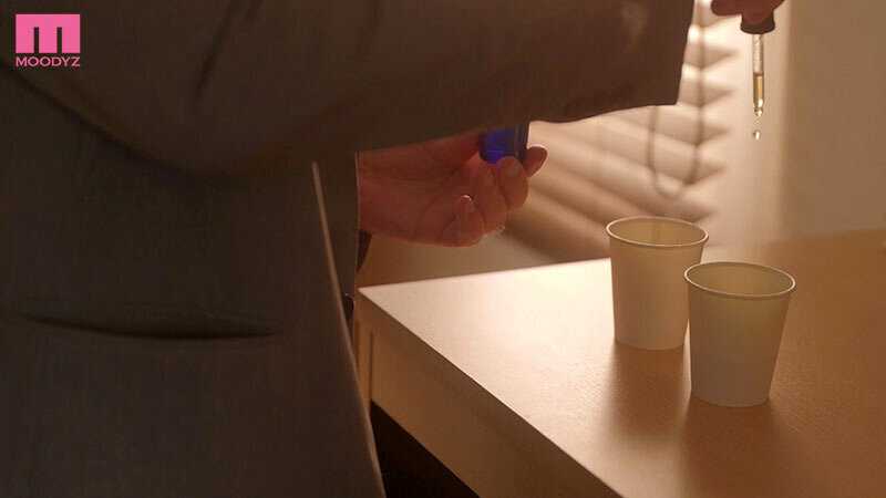 唾液と体臭が超〜クサイ大嫌いなオヤジ上司のスメハラ被害にあった私が媚薬漬けでどこでも唾液ほしがるメスに改造された話 美園和花