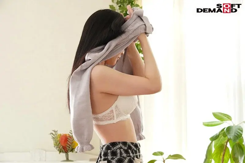 A beautiful otaku girl who moved from Fukui Prefecture to Tokyo dreaming of becoming a voice actress with a sweet voice that makes everyone swoon - Limited 3-video AV debut - Sakura Kurumi, age 19[Origin]