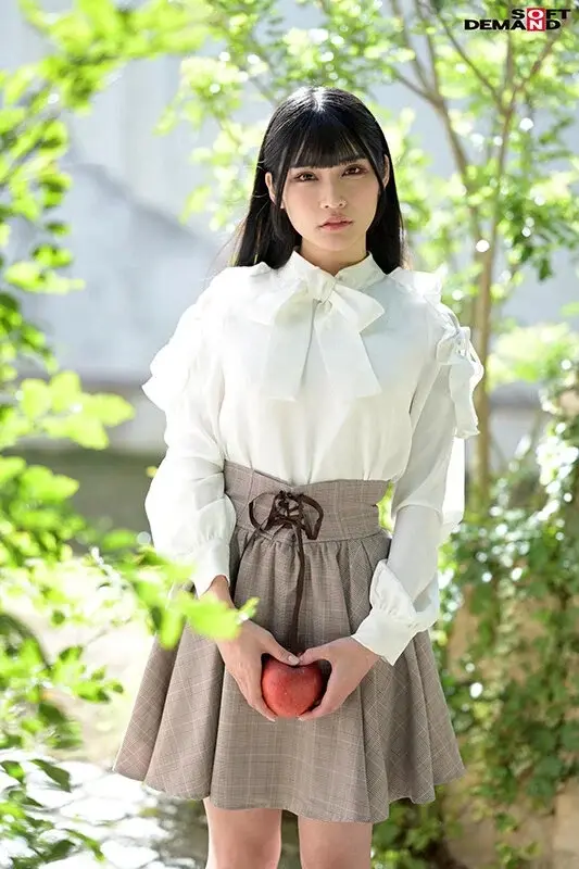 A beautiful otaku girl who moved from Fukui Prefecture to Tokyo dreaming of becoming a voice actress with a sweet voice that makes everyone swoon - Limited 3-video AV debut - Sakura Kurumi, age 19[Origin]