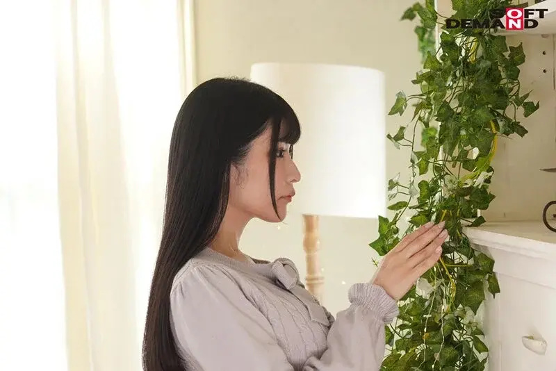 A beautiful otaku girl who moved from Fukui Prefecture to Tokyo dreaming of becoming a voice actress with a sweet voice that makes everyone swoon - Limited 3-video AV debut - Sakura Kurumi, age 19[Origin]