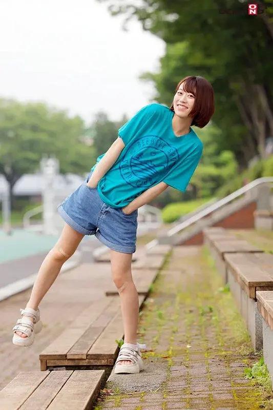 I want money to go to live concerts! However, she's actually very curious about sex? After a year of abstinence, this mischievous girl with scraped knees makes her adult video debut seeking intimacy. Rio Natsuki (alias, age 20)[Origin]