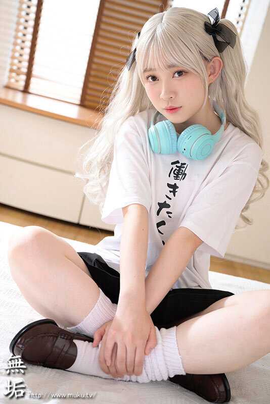 オジサンに没頭する発情コスプレイヤー 清楚で引きこもりな宅コス少女と敏感・お漏らし・変態着衣性交 6SEX 七瀬ほのか