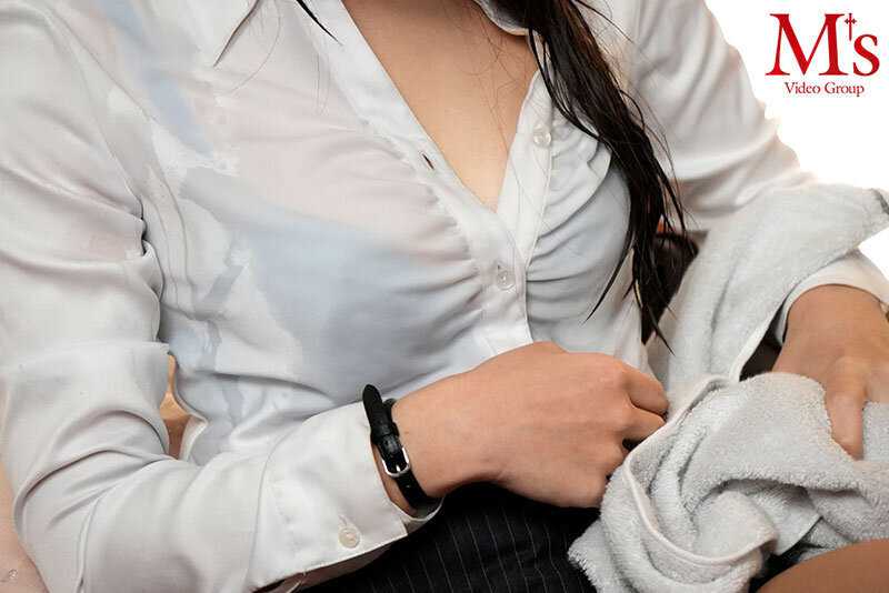 Would you like to come to my place? Due to the sudden record-breaking rainfall making it difficult for students to return home, I decided to let them stay over... Unable to control the excitement towards the rain-soaked female body, the virgin student's unrestrained passionate encounter until morning with Akari Neo[Origin]