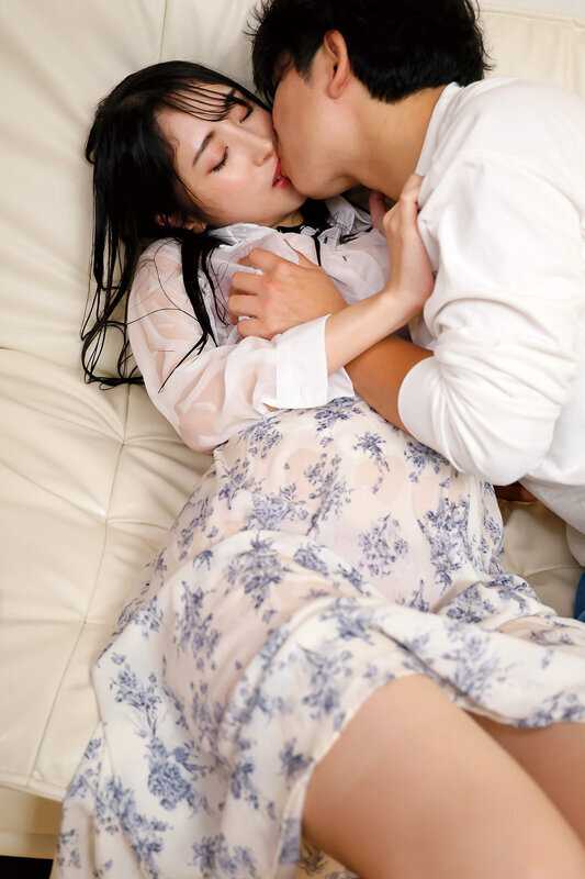 Sudden heavy rain, soaking wet... My beloved childhood friend Yuika Onozaka who couldn't return home[Origin]