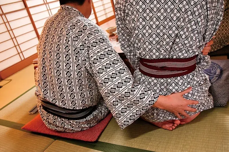 This story is about my wife who was forced to accompany my boss, a man I physically can't stand due to his power-harassing nature, on a business trip to another city. Despite her resistance, she was repeatedly penetrated by his relentless massive member until she finally succumbed to pleasure by the next morning...[Origin]