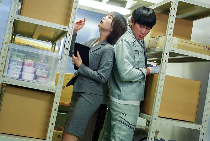 ちんれつの妻 本社勤務のバリキャリ妻が「陳列」作業中、倉庫の汗臭作業員たちの立派な極太巨根でヒィヒィ言わされてました… 那賀崎ゆきね