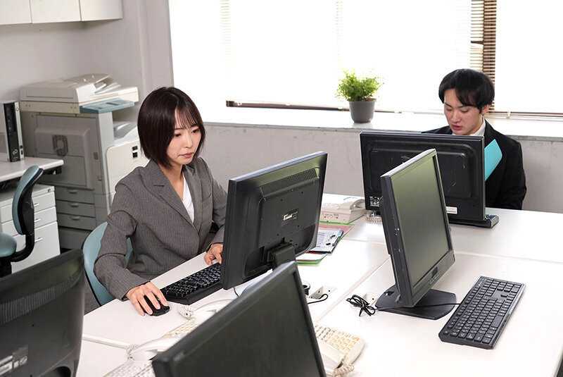 ちんれつの妻 本社勤務のバリキャリ妻が「陳列」作業中、倉庫の汗臭作業員たちの立派な極太巨根でヒィヒィ言わされてました… 那賀崎ゆきね