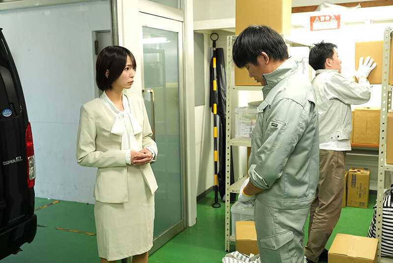 ちんれつの妻 本社勤務のバリキャリ妻が「陳列」作業中、倉庫の汗臭作業員たちの立派な極太巨根でヒィヒィ言わされてました… 那賀崎ゆきね